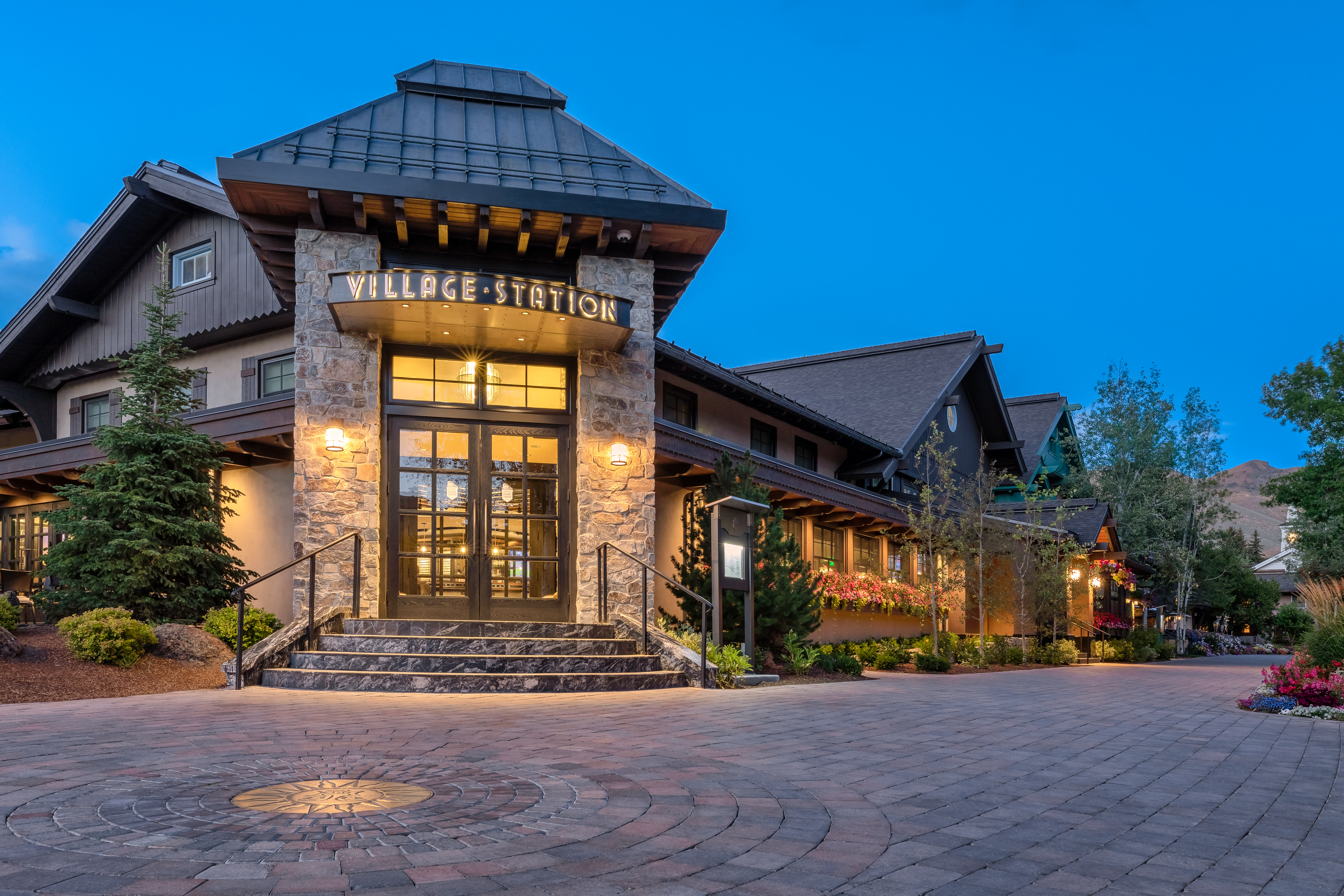 svr_villagestation_dining_exterior_summer_2018_dondero_steve_2